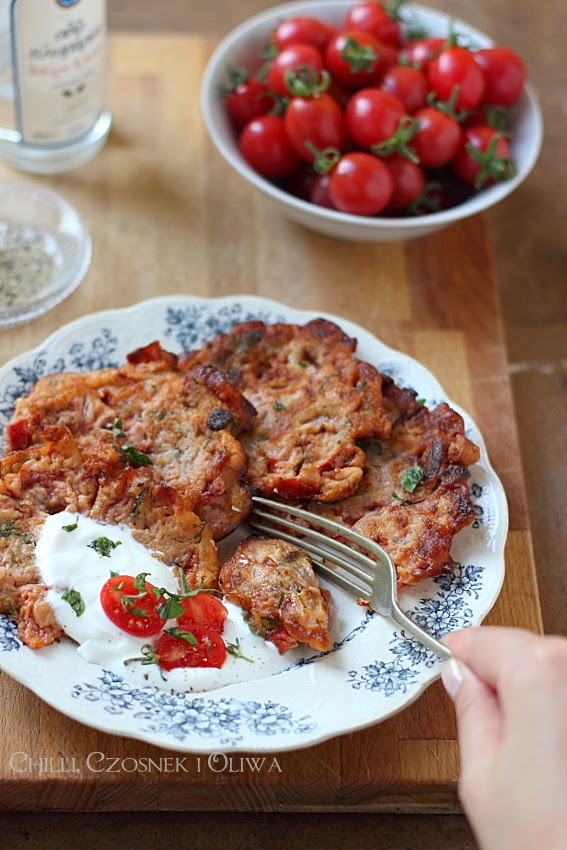greckie placki z pomidorami tomatokeftedes