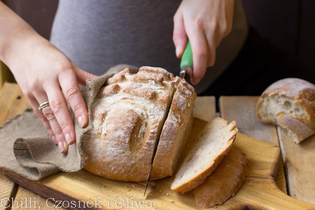 krojenie swiezego chleba