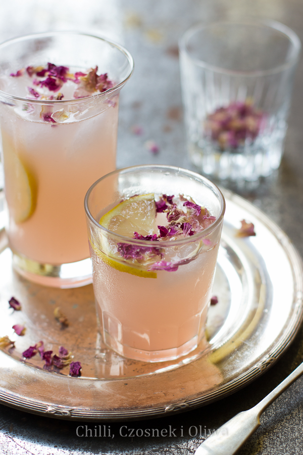 Pięknie różowy napój rabarbarowy z wodą różaną