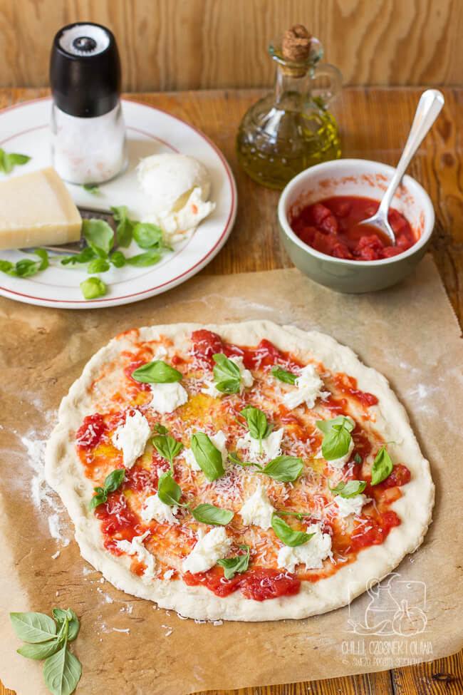 klasyczne ciasto na włoską pizzę