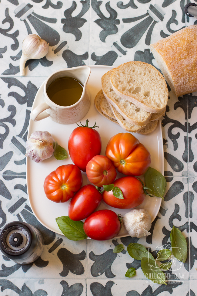 Jak zrobić bruschettę al pomodoro (grzankę z pomidorami)? Przepis - Chilli, Czosnek i Oliwa