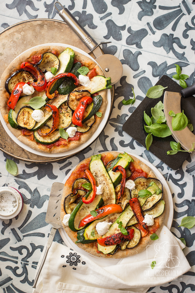 Pełnoziarnista pizza z grillowanymi warzywami i serem labneh