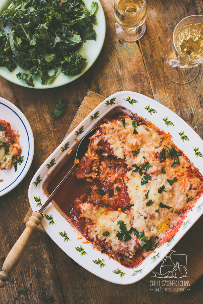 Parmigiana z selera korzeniowego, zapiekanka z serem i sosem pomidorowym