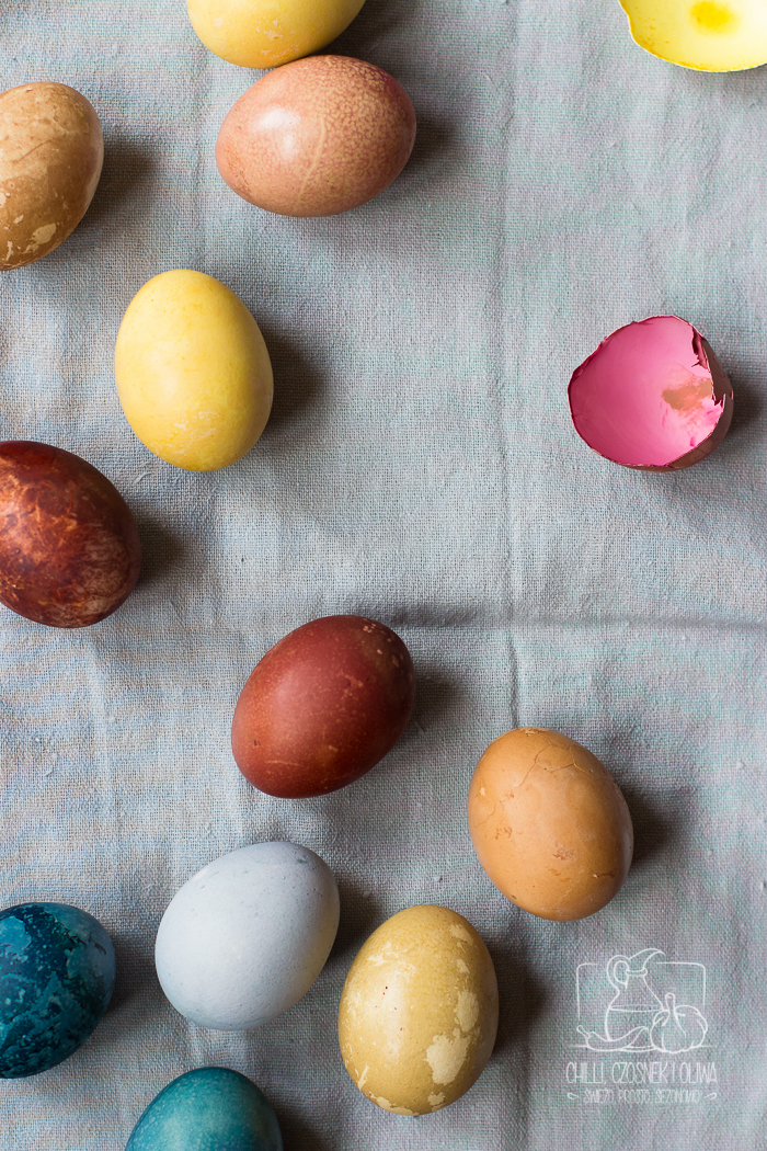 DIY Jak naturalnie zabarwić jajka na Wielkanoc na różne kolory? 