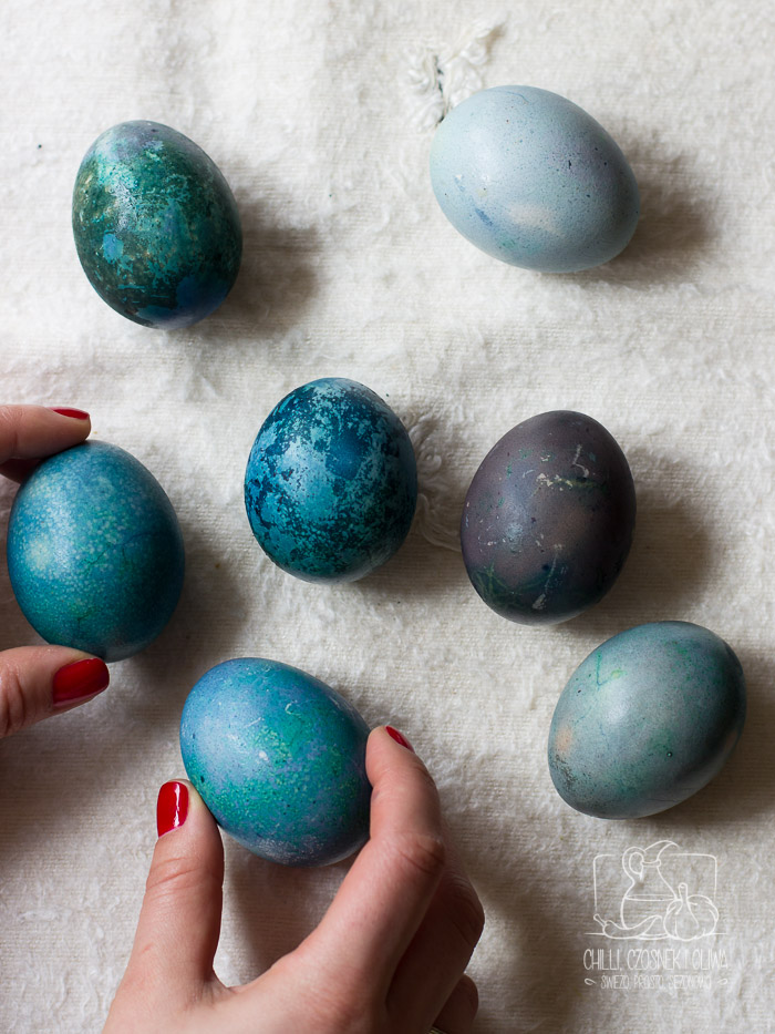 DIY Jak naturalnie zabarwić jajka na Wielkanoc na różne kolory? 
