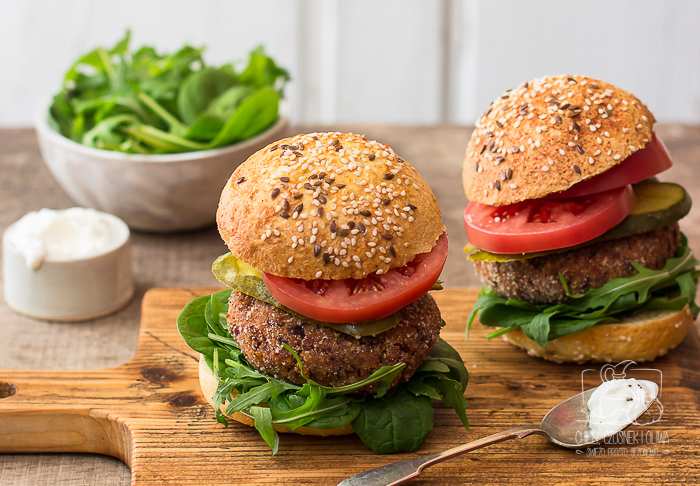 12 przepisów na wegetariańskie burgery, kotlety i klopsiki