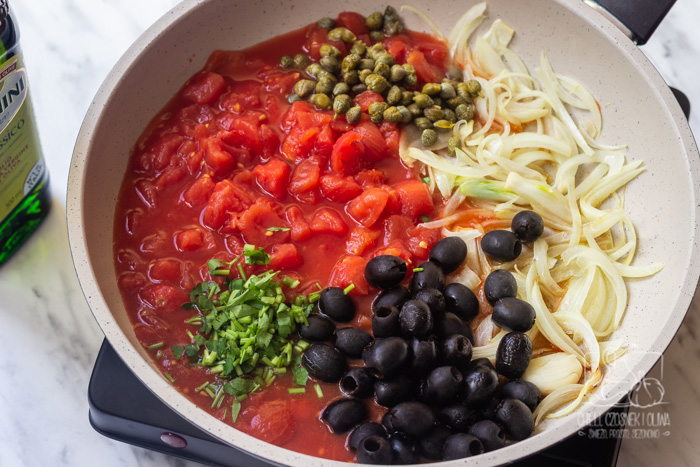 Dorsz w stylu Livorno - w sosie pomidorowym z oliwkami i kaparami