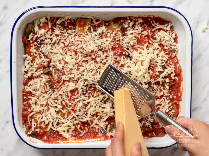 Włoska zapiekanka z bakłażanem i sosem pomidorowym - Parmigiana di melanzane. Etapy przygotowani