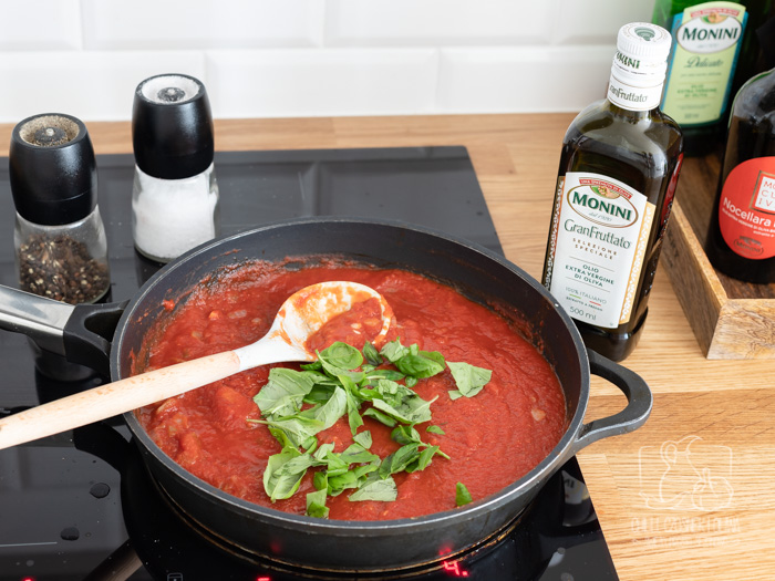 Włoska zapiekanka z bakłażanem i sosem pomidorowym - Parmigiana di melanzane. Etapy przygotowani