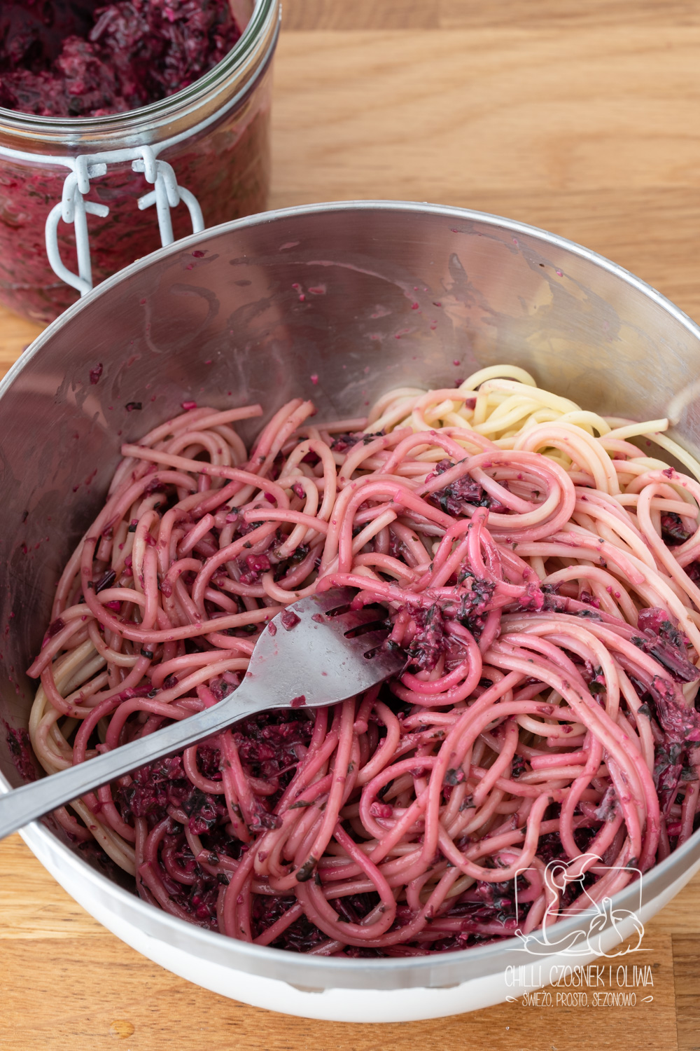 spaghetti z pesto z botwinki i gorgonzolą