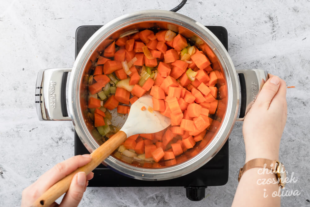 Zupa z czerwonej soczewicy i marchewki - przygotowanie
