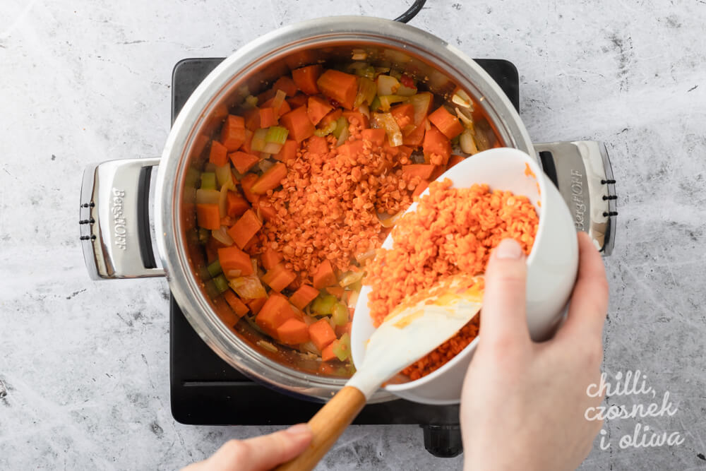 Zupa z czerwonej soczewicy i marchewki - przygotowanie