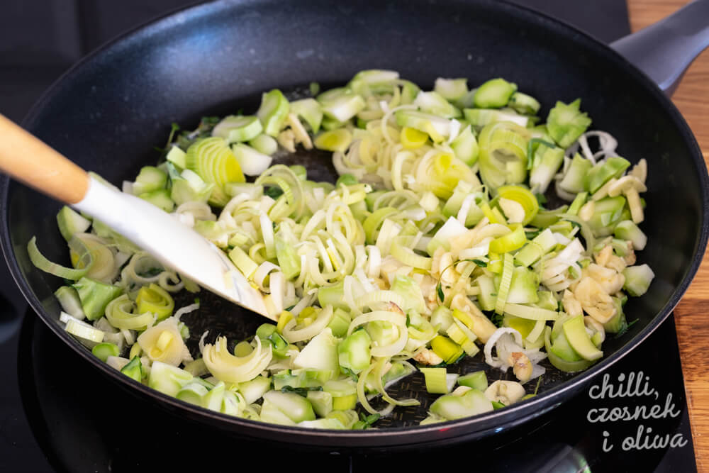 makaron w sosie serowym z brokułami i szpinakiem - przygotowanie