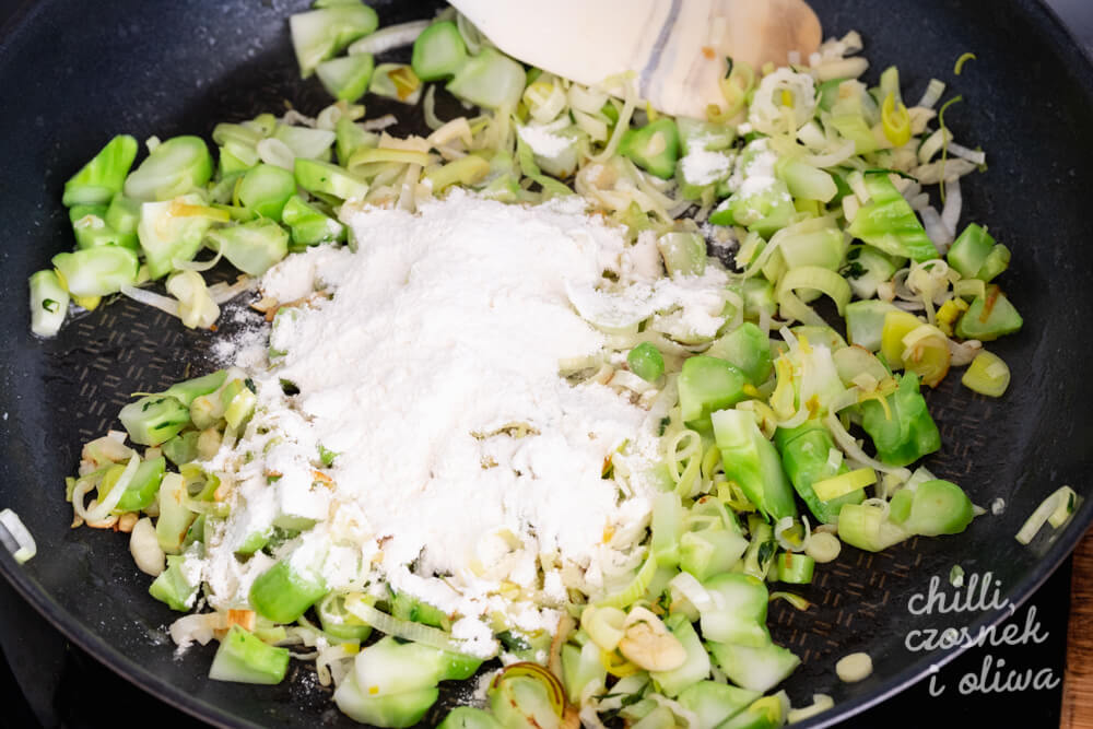 makaron w sosie serowym z brokułami i szpinakiem - przygotowanie