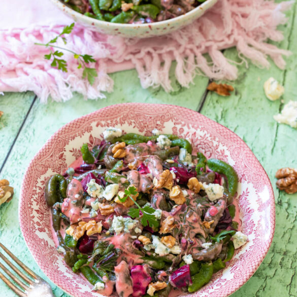 Makaron z sosie z botwinką i serem pleśniowym